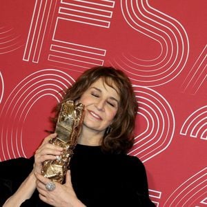 Valérie Lemercier (habillée en Stephane Rolland) (Cesar de la meilleure actrice dans Aline) - Press Room de la 47ème édition de la cérémonie des César à l'Olympia à Paris le 25 février 2022.
© Borde / Jacovides / Bestimage
