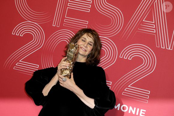 Valérie Lemercier (habillée en Stephane Rolland) (Cesar de la meilleure actrice dans Aline) - Press Room de la 47ème édition de la cérémonie des César à l'Olympia à Paris le 25 février 2022.
© Borde / Jacovides / Bestimage