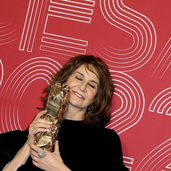 Valérie Lemercier (habillée en Stephane Rolland) (Cesar de la meilleure actrice dans Aline) - Press Room de la 47ème édition de la cérémonie des César à l'Olympia à Paris le 25 février 2022.
© Borde / Jacovides / Bestimage