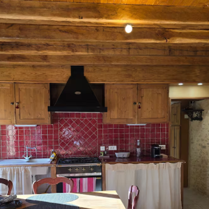 Dotée de 3 chambres et 2 salles de bain, elle peut accueillir 6 personnes. Elle possède une pièce de vie avec cuisine équipée, une piscine, une terrasse avec plancha
La maison de Jade