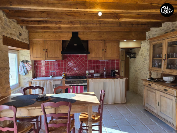 Dotée de 3 chambres et 2 salles de bain, elle peut accueillir 6 personnes. Elle possède une pièce de vie avec cuisine équipée, une piscine, une terrasse avec plancha

La maison de Jade