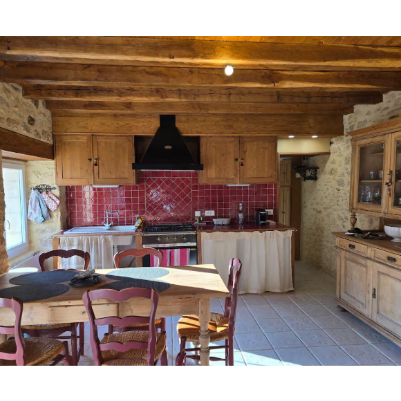 Dotée de 3 chambres et 2 salles de bain, elle peut accueillir 6 personnes. Elle possède une pièce de vie avec cuisine équipée, une piscine, une terrasse avec plancha

La maison de Jade