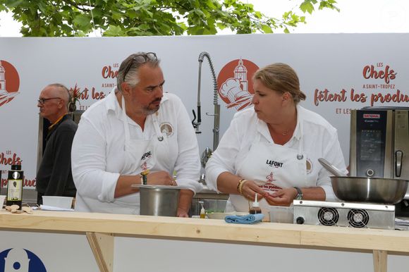 Cette organisation humaine prouve que le bien-être au travail est la clé d'un succès durable.

Les Chefs à Saint-Tropez fêtent les producteurs 2025 - Les Chefs et les producteurs se retrouvent sur la place des Lices à Saint-Tropez, le 4 mai 2025. Les chefs David et Stéphanie Le Quellec. ©Jean-Marc Lhomer / Bestimage.