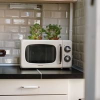Du citron dans le micro-ondes : cette astuce de grand-mère revient au goût du jour