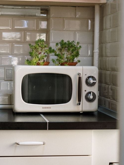 Du citron dans le micro-ondes : cette astuce de grand-mère revient au goût du jour