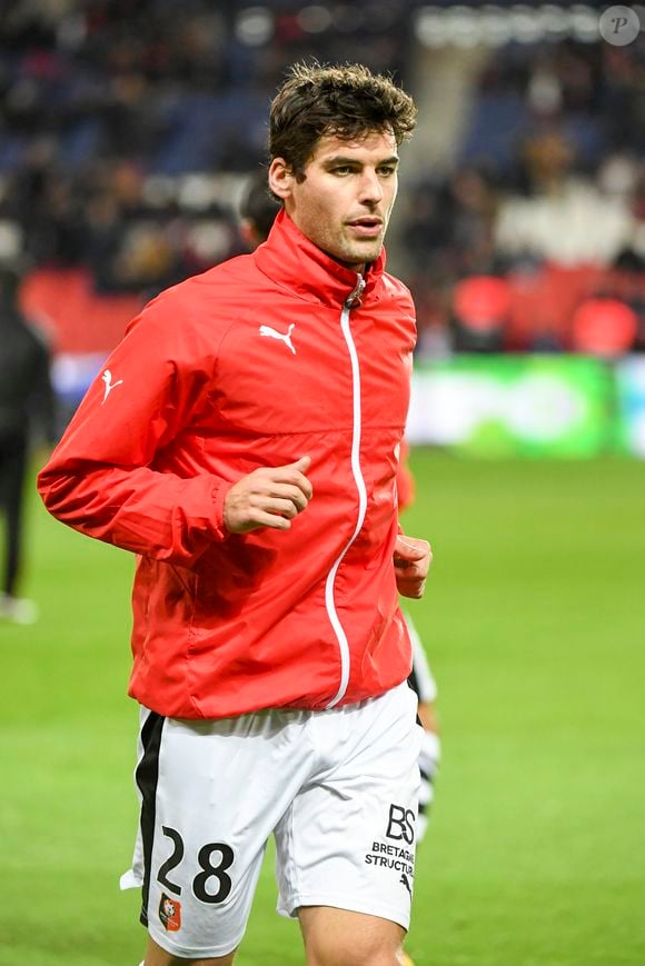 Yoann Gourcuff - Karine Ferri encourage son compagnon Yoann Gourcuff lors du match Psg-Rennes au Parc des Princes à Paris le 6 novembre 2016.  (victoire 4-0 du Psg)  © Pierre Perusseau/Bestimage