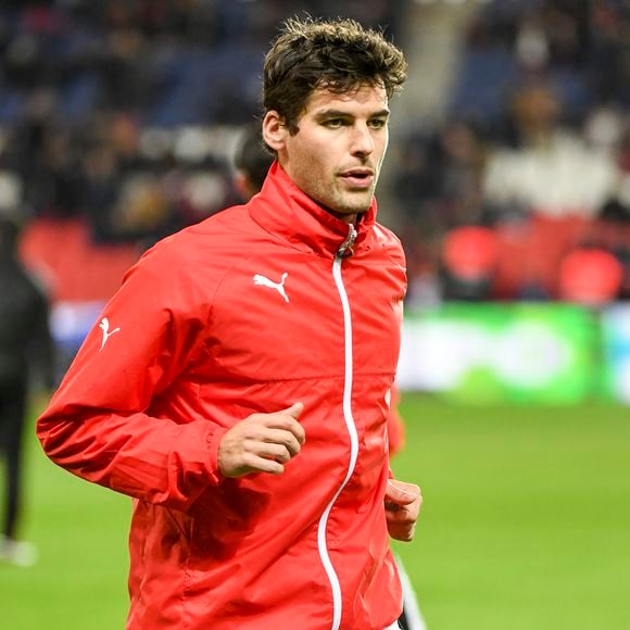 Yoann Gourcuff - Karine Ferri encourage son compagnon Yoann Gourcuff lors du match Psg-Rennes au Parc des Princes à Paris le 6 novembre 2016.  (victoire 4-0 du Psg)  © Pierre Perusseau/Bestimage
