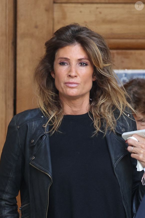 Elle souligne avoir vécu ce parcours dans la discrétion pour protéger ses enfants.

Caroline Ithurbide - Sorties des obsèques de Philippe Labro en l'église de Saint-Germain-des-Prés à Paris le 13 juin 2025. © Dominique Jacovides - Christophe Clovis / Bestimage