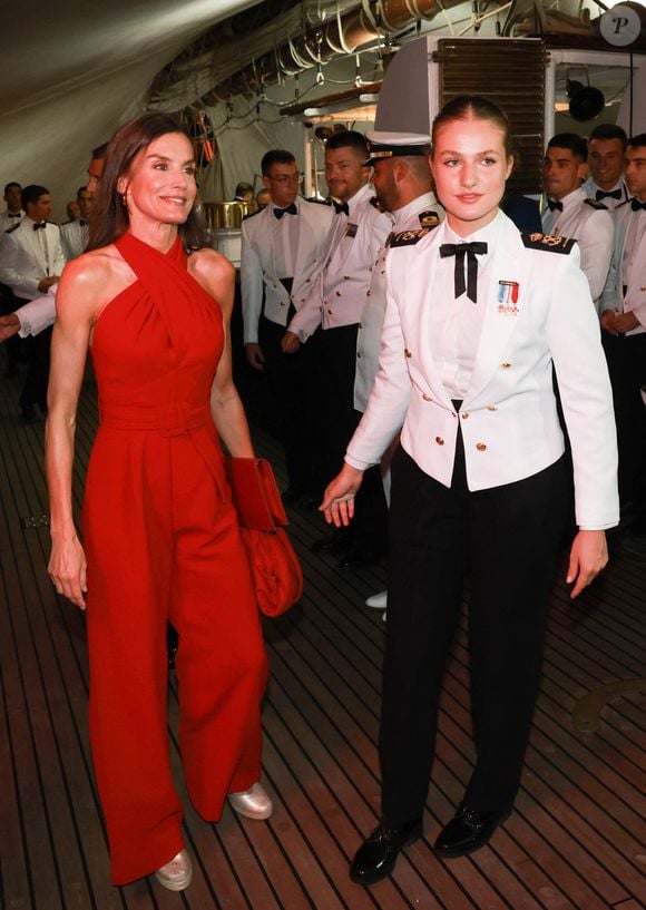 Un spectacle que ses parents Letizia et Felipe VI ont dû suivre à distance (ils n'étaient pas présents sur place) avec beaucoup d'admiration. 

La reine Letizia et la princesse Leonor d'Espagne assistent à une réception à bord du Juan Sebastian de Elcano à Panama City, le 4 mai 2025. Casa de S.M. El Rey via Bestimage