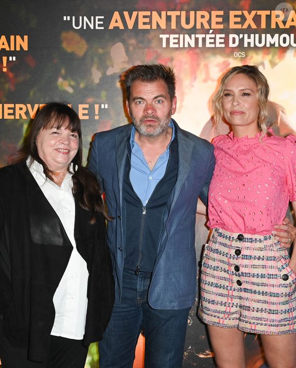Clovis Cornillac (acteur et réalisateur), sa mère Myriam Boyer et sa femme Lilou Fogli au photocall de l'avant-première du film "C'est Magnifique !" au cinéma UGC Ciné Cité Les Halles à Paris le 31 mai 2022.

© Coadic Guirec / Bestimage