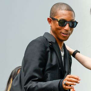 Pharrell Williams au défilé de mode Sacai Prêt à Porter Collection Homme Printemps/Été 2027 lors de la Fashion Week de Paris, France, le 28 juin 2026. © Bestimage