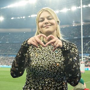 L'Eurovision, c'est dans un mois

La chanteuse Louane (Louane Emera), représentante de la France au concours de l'Eurovision, interpréte pour la première fois son titre "maman", en hommage à sa mère décédée lorsqu'elle avait 17 ans, devant les 80 000 spectateurs, suspendue sur une plateforme, plusieurs mètres au-dessus de la pelouse et des musiciens, du Stade de France à la mi-temps du match du Tournoi des Six Nations opposant la France à l'Écosse, à Saint-Denis, Seine Saint-Denis. © Cyril Moreau/Bestimage