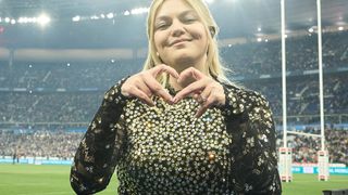 "La chanson de Louane est..." : Une chanteuse très populaire, qui ne veut surtout pas faire l'Eurovision, donne son avis sur "maman"