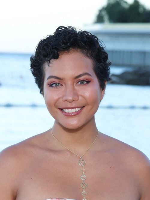 Vaimalama Chaves n'est plus un coeur à prendre, elle s'affiche main dans la main sur la plage avec son nouveau chéri