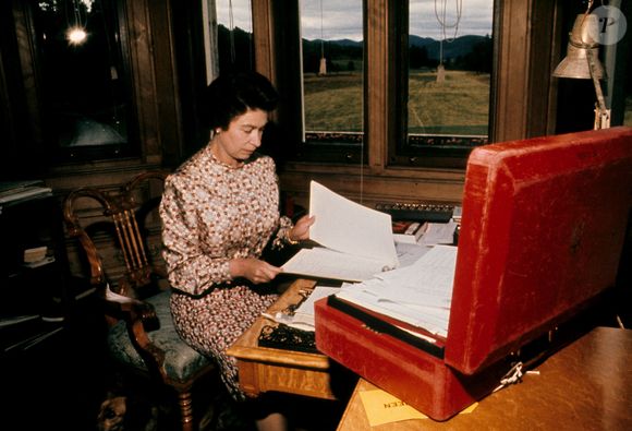 La collection inclut le sac iconique Launer Traviata et des pièces Burberry (écharpe, foulard, trench, broche corgi).

 La reine Elizabeth II d'Angleterre est décédée à l'âge de 96 ans, après 70 ans de règne, dans son château de Balmoral, le 8 septembre 2022.
PA Photo/ Bestimage
