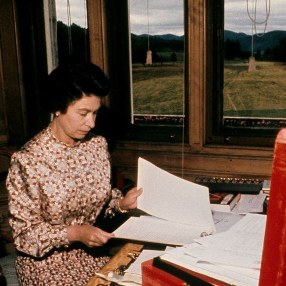 La collection inclut le sac iconique Launer Traviata et des pièces Burberry (écharpe, foulard, trench, broche corgi).

 La reine Elizabeth II d'Angleterre est décédée à l'âge de 96 ans, après 70 ans de règne, dans son château de Balmoral, le 8 septembre 2022.
PA Photo/ Bestimage