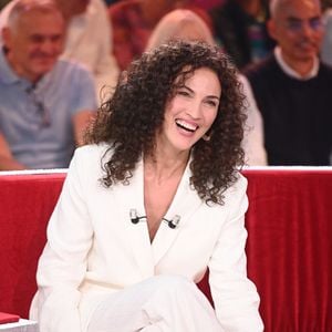 Le stress est un facteur clé du blanchiment prématuré.

Exclusif - Linda Hardy - Enregistrement de l'émission Vivement dimanche au studio Rive gauche , presentée par Michel Drucker . Diffusion sur France 3 le 30 novembre 2025. © Guillaume Gaffiot / Bestimage