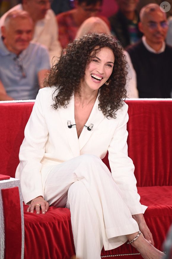 Le stress est un facteur clé du blanchiment prématuré.

Exclusif - Linda Hardy - Enregistrement de l'émission Vivement dimanche au studio Rive gauche , presentée par Michel Drucker . Diffusion sur France 3 le 30 novembre 2025. © Guillaume Gaffiot / Bestimage