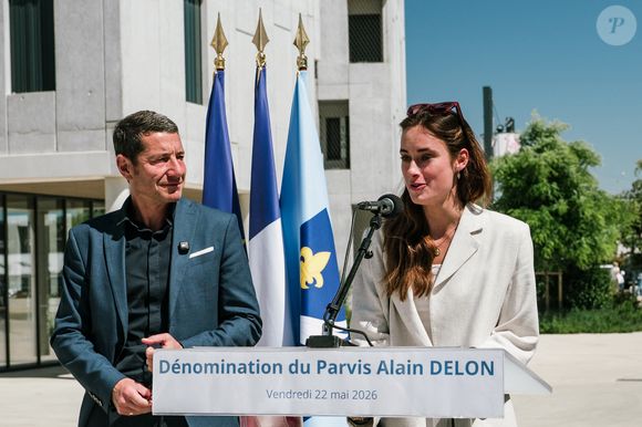 Alors que les enfants Delon étaient invités à l'inauguration du parvis Alain Delon au coeur du Campus Georges Méliès de Cannes, c'est Liv Delon la fille cadette d'Anthony qui est venue en présence du maire de la ville, David Lisnard, à Cannes, France, le 22 mai 2026.  © Sam Delpech/Bestimage