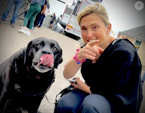 Exclusif - Julie Gayet et son chien à l’arrivée de la 3ème étape de la 58ème édition du Tour Du Limousin-Périgord Nouvelle Aquitaine à Masseret (Corrèze) le 21 août 2025.

© Fabien Faure / Bestimage