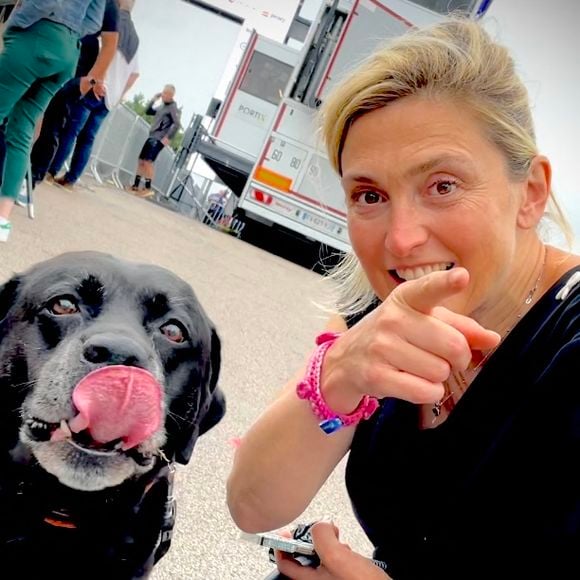 Exclusif - Julie Gayet et son chien à l’arrivée de la 3ème étape de la 58ème édition du Tour Du Limousin-Périgord Nouvelle Aquitaine à Masseret (Corrèze) le 21 août 2025.

© Fabien Faure / Bestimage