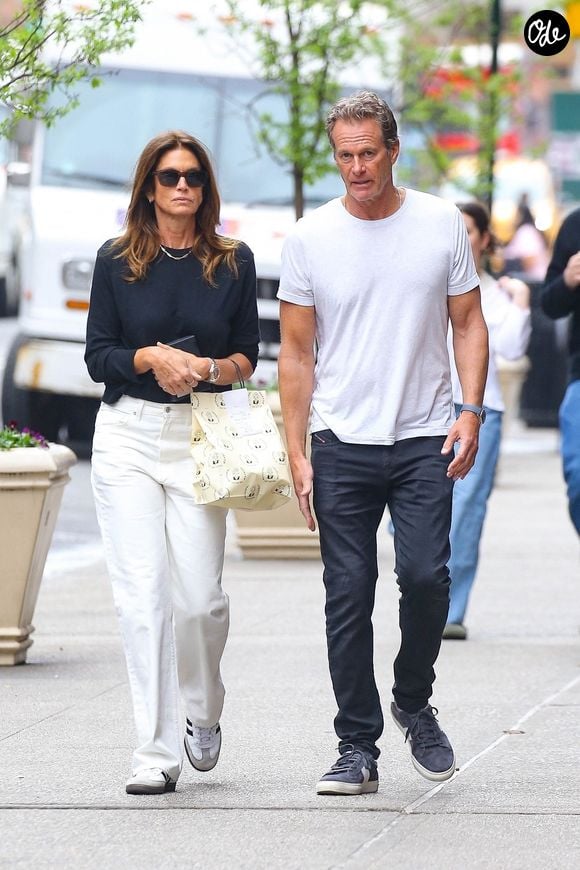 Le célèbre mannequin Cindy Crawford et son mari Rande Gerber arborent des tenues assorties lors d’une balade dans les rues de New York. 

Backgrid USA / Bestimage
