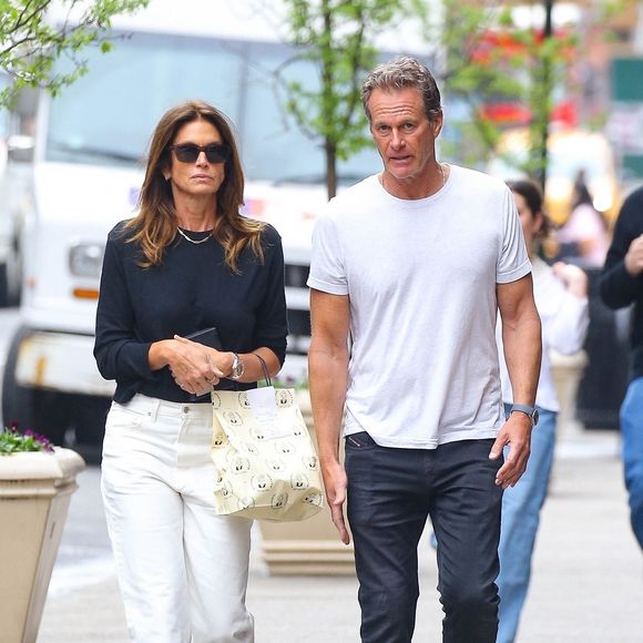 Le célèbre mannequin Cindy Crawford et son mari Rande Gerber arborent des tenues assorties lors d’une balade dans les rues de New York. 

Backgrid USA / Bestimage