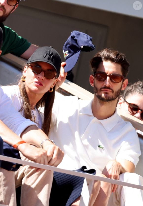 Pierre Niney et sa compagne Natasha Andrews - Célébrités dans les tribunes de la finale homme des Internationaux de France de tennis de Roland Garros 2024 à Paris le 9 juin 2024. © Jacovides-Moreau/Bestimage