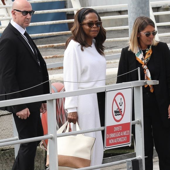 Venise, ITALIE - Oprah Winfrey et Gayle King ont été aperçues à leur arrivée à l’aéroport de Venise, prêtes à assister au très attendu mariage de Jeff Bezos et Lauren Sánchez. Leur arrivée élégante marque une nouvelle présence de marque parmi les célébrités attendues pour cet événement ultra glamour. Le 26 juin 2025. Backgrid UK/ Bestimage

Sur la photo : Oprah Winfrey, Gayle King