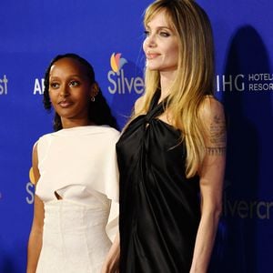 À ce jour, seuls Knox et Pax continuent à utiliser publiquement le nom Jolie-Pitt, même si la famille reste particulièrement discrète sur leurs relations avec leur père.