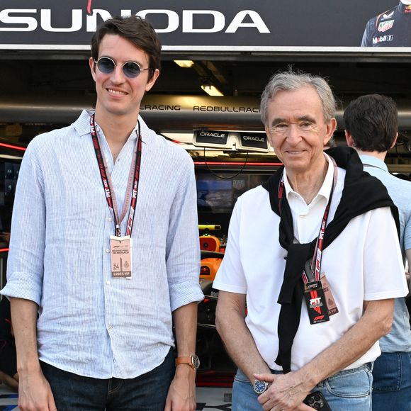 Elle a transmis sa passion du piano à ses trois fils, qui ont tous appris à en jouer, et rêve de monter les concertos de Bach pour deux, trois et quatre pianos avec eux.


Bernard Arnault, Alexandre Arnault - Les célébrités dans les stands la veille du Grand Prix de Formule 1 (F1) de Monaco le 24 mai 2025. © Lionel Urman / Bestimage