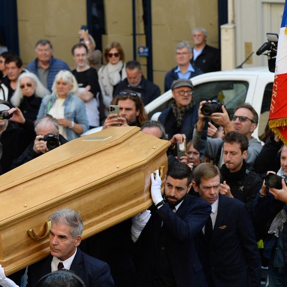 La célébration s’est ouverte sur une musique d’Ennio Morricone, ponctuée par une méditation chantée sicilienne A Curuna et des témoignages de proches comme Lucilla Cristaldi et René de Ceccatty. 

Cercueil de la défunte - Obsèques de Claudia Cardinale en l’église Saint-Roch de Paris, France, le 30 septembre 2025. © Bestimage