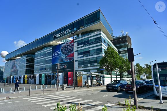 Les experts recommandent d’harmoniser les salaires, les promotions et de restaurer un dialogue professionnel sain.

Illustration du siège de France Télévisions à Paris, France, le 29 septembre 2025. France Télévisions aborde une rentrée particulièrement houleuse, sur fond d’attaques frontales visant l’audiovisuel public.
 © Christian Liewig/Bestimage