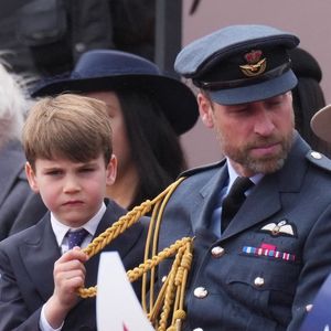 En plus d'épousseter la veste de son paternel, le prince Louis a également imité, avec humour, son grand frère, le prince George qui s'est furtivement recoiffé à cause du vent. Naturellement, les images sont devenues virales... 

Le prince Louis de Galles, Le prince William, prince de Galles - La famille royale britannique assiste aux célébrations du 80ème anniversaire de la fin de la Seconde guerre mondiale (VE Day) à Londres, le 5 mai 2025. (Julien Burton / Bestimage).