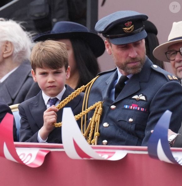 En plus d'épousseter la veste de son paternel, le prince Louis a également imité, avec humour, son grand frère, le prince George qui s'est furtivement recoiffé à cause du vent. Naturellement, les images sont devenues virales... 

Le prince Louis de Galles, Le prince William, prince de Galles - La famille royale britannique assiste aux célébrations du 80ème anniversaire de la fin de la Seconde guerre mondiale (VE Day) à Londres, le 5 mai 2025. (Julien Burton / Bestimage).