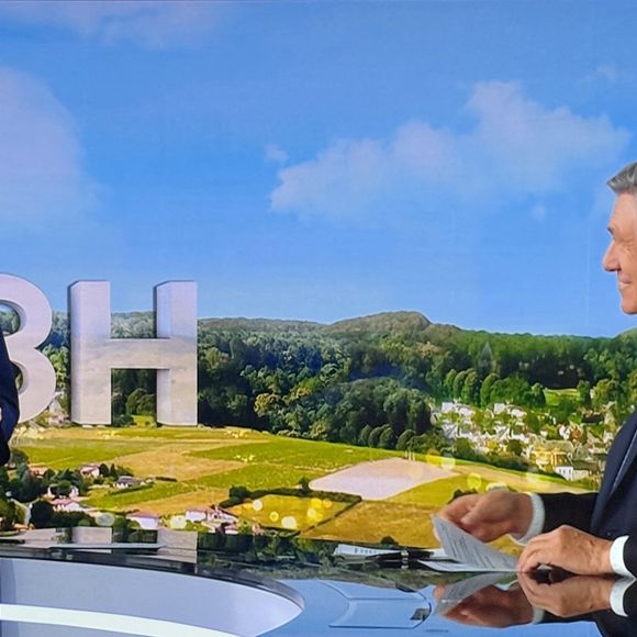 Jacques Legros présente son dernier JT de 13 heures en sa qualité de joker pendant près de 26 ans sur TF1, le 9 mai 2025. Emu aux larmes, le journaliste a passé le relais à Isabelle Ithurburu, qui sera à partir de mi-juillet 2025. 
© Agence via Bestimage