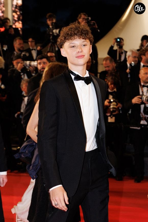 Sa mère souhaite l'accompagner tout en lui laissant la liberté de faire ses propres expériences.

Marcel Canet - Descente des marches du film « Karma » lors du 79ème Festival International du Film de Cannes, le 15 mai 2026. © Jacovides-Moreau / Bestimage
