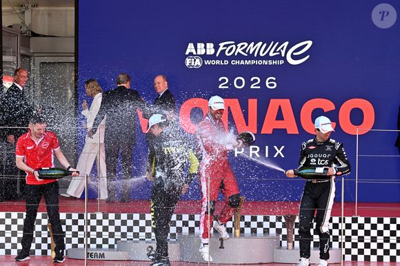Le prince Albert II de Monaco et la princesse Charlene ont remis les prix du Monaco E-Prix Round 10, entouré par Alejandro Agag, fondateur et président de Formula E, Michel Boéri, le président de l'Automobile Club de Monaco, Alberto Longo, le co-fondateur de la Formula-E, Christophe Mirmand, le ministre d'Etat de la Principauté, et Jeff Dodds, le PDG de la Formula E, durant le Monaco E-Prix 2026
© Bruno Bebert / Bestimage