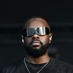 Mais l'artiste a en effet été filmé au bras d'une jeune femme, blonde, vêtue d'une robe blanche immaculée, à l'occasion de l'inauguration d'un restaurant, à Dubaï, a repéré "Le Parisien".

Gims - Fête de l'Huma 2025 sur l'ancienne base aérienne 217 du Plessis Pate. LIONEL URMAN  / BESTIMAGE