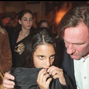 c'est sa fille aînée dont le papa est Gérard Depardieu

Karine Silla, Gérard Depardieu et leur fille Roxane à la première d'"Astérix : Mission Cléopatre" à Paris. Le 21 janvier 2002 © RINDOFF-ARNAL / BESTIMAGE