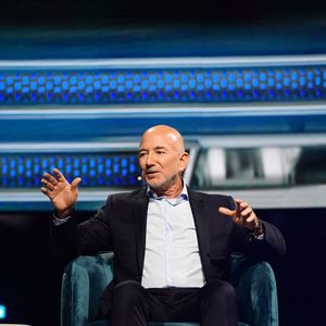 Jeff Bezos, fondateur et président exécutif d'Amazon, répond aux questions lors de l'America Business Forum qui s'est tenu au Kaseya Center de Miami, en Floride, le 6 novembre 2025. Photo : JC Ruiz/SPUS/ABACAPRESS.COM