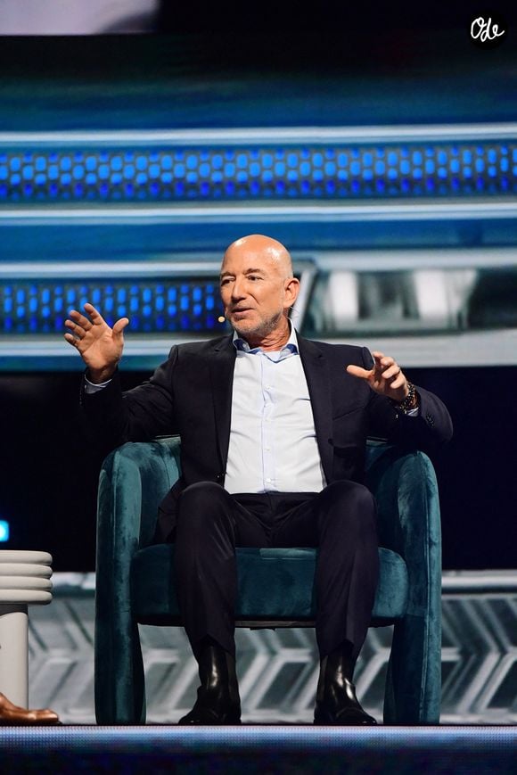 Jeff Bezos, fondateur et président exécutif d'Amazon, répond aux questions lors de l'America Business Forum qui s'est tenu au Kaseya Center de Miami, en Floride, le 6 novembre 2025. Photo : JC Ruiz/SPUS/ABACAPRESS.COM