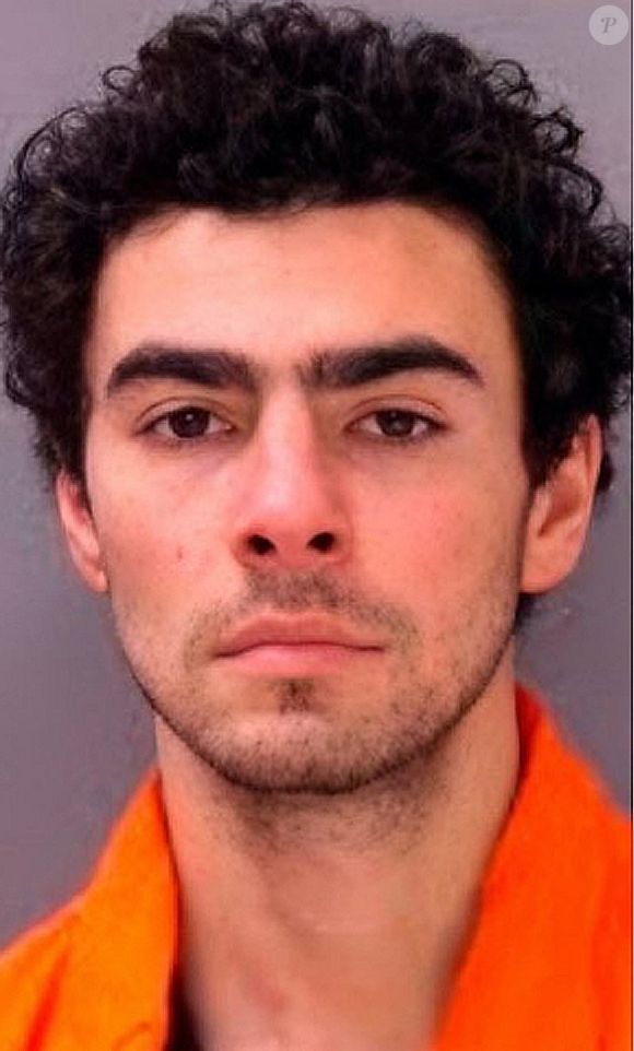Alors qu'il risque gros, la toile ne s'émeut pas du meurtre de Brian Thompson, mais plutôt du fait qu'il risque de passer du temps derrière les barreaux. 

Mugshots de Luigi Mangione, le tueur présumé du CEO de UnitedHealthcare, B. Thompson, à New York.