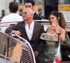 Fiancés depuis deux ans, le milliardaire et sa future épouse ont lancé un mariage XXL à Venise, en Italie, ce 26 juin 2025.

Jeff Bezos et sa fiancée, Lauren Sanchez, vêtue d'une robe Schiaparelli, s'embrassent à bord d'une gondole en allant dîner avec quelques invités à Venise, la veille de leur mariage, le 26 juin 2025.

Backgrid UK/ Bestimage
