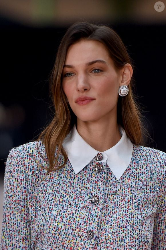 Charlotte Cardin assiste au défilé Chanel Womenswear Fall Winter 2025-2026 dans le cadre de la semaine de la mode à Paris au Grand Palais le 11 mars 2025 à Paris, France. Photo par Franck Castel/ABACAPRESS.COM