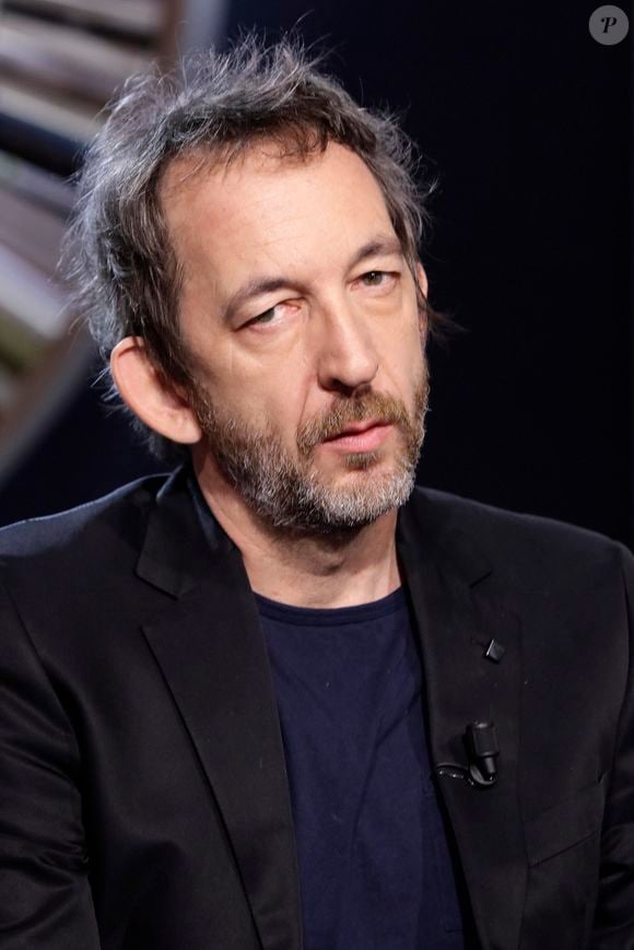 À l’époque, le quartier comportait des immeubles délabrés, des rues moins rénovées et de nombreux terrains vagues où les enfants jouaient dehors.


Portrait de Arthur H - "La grande Librairie" sur France 5.
CEDRIC PERRIN / BESTIMAGE
