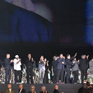 De nombreuses stars seront présentes, dont Florent Pagny, Francis Cabrel, Soprano, Jenifer, Nolwenn Leroy et Vianney.

Ici, le final avec tous les artistes de la soirée durant Corsu Mezu Mezu, le concert emmené par Patrick Fiori qui a eu lieu au stade Orange Vélodrome à Marseille, le 22 mai 2026, diffusé le 28 août sur France 3. © Bruno Bebert/Bestimage