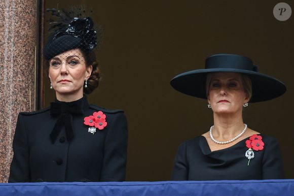 Catherine Kate Middleton, princesse de Galles et Sophie Rhys-Jones duchesse d'Edimbourg honorent les disparus des deux guerres mondiales lors de la cérémonie Remembrance Sunday ( Dimanche du souvenir ) au Cénotaphe à Londres. John Rainford/IPA-Pool