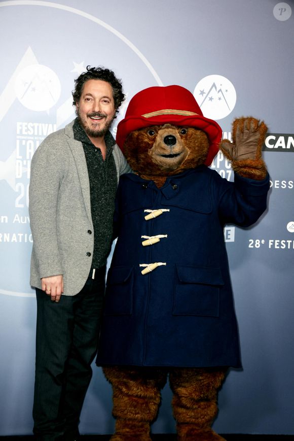 Le mari d'Amandine et papa de Tado, né en 2007, a laissé un très beau souvenir à ses voisins.

Guillaume Gallienne et Paddington - Photocall dans le cadre de la soirée de clôture de la 28ème édition du Festival international du film de comédie de l'Alpe d'Huez le 18 janvier 2025. © Dominique Jacovides / Bestimage