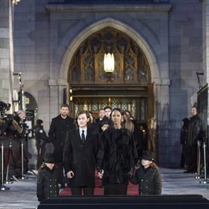 Celine Dion, avec ses fils Eddy et Nelson, et René-Charles Angelil, se tiennent devant le cercueil de son défunt mari René Angelil à la basilique Notre-Dame le vendredi 22 janvier 2016 à Montréal. Photo par Paul Chiasson/ La Presse Canadienne/ABACAPRESS.COM